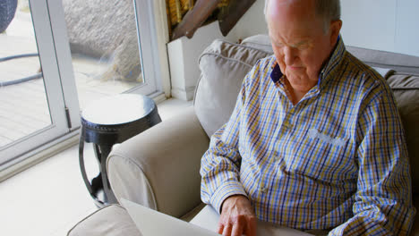 Älterer-Mann-Benutzt-Laptop-Im-Wohnzimmer-Zu-Hause-4K