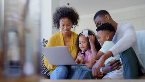 Vorderansicht-Einer-Schwarzen-Familie-Mit-Laptop-Im-Wohnzimmer-Zu-Hause-4K