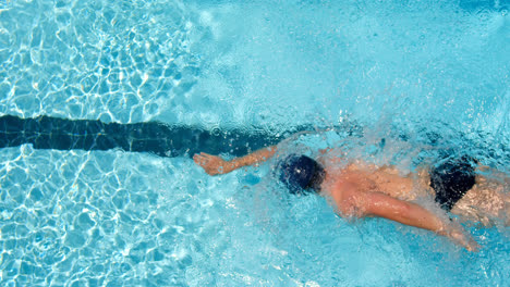 Männlicher-Schwimmer-Schwimmt-Im-Pool-4k