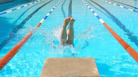 Schwimmerin-Springt-In-Den-Pool,-Um-4k-Zu-Schwimmen