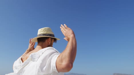 Hombre-Con-Sombrero-Parado-En-La-Playa-En-Un-Día-Soleado-4k