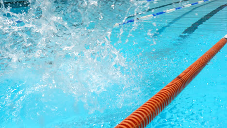 Männlicher-Schwimmer-Springt-Ins-Schwimmbad-4k