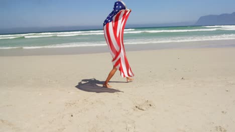 Frau-Steht-Am-Meer-Mit-Einer-Wehenden-Amerikanischen-Flagge.-Am-Strand-4k