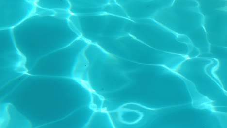 Wasseroberfläche-Eines-Glänzend-Blauen-Schwimmbades-4k