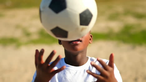 Junge-Spielt-Mit-Dem-Fußball-Im-Boden-4k