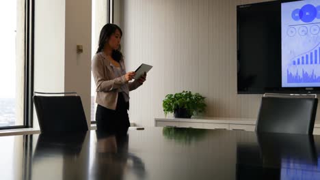 Geschäftsfrau-Nutzt-Digitales-Tablet-Im-Büro-4K