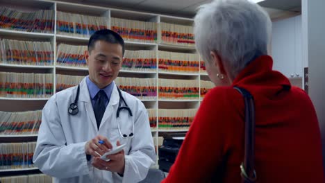 Junger-Asiatischer-Männlicher-Arzt,-Der-Dem-Patienten-In-Der-Klinik-Medikamente-Verschreibt-4k