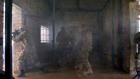 Militärsoldaten-Führen-Während-Des-Trainings-Auf-Der-Militärbasis-4k-Eine-Rettungsaktion-Durch