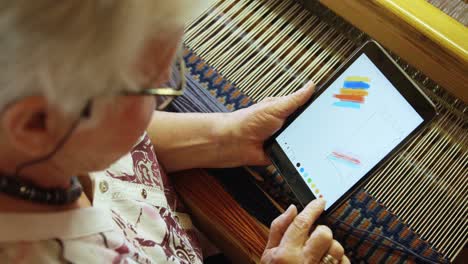 Hochwinkelansicht-Einer-Alten-Kaukasischen-Seniorin,-Die-In-Einer-Werkstatt-4k-An-Einem-Digitalen-Tablet-Arbeitet