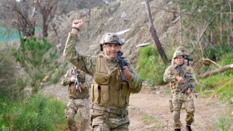 Vista-Frontal-De-Soldados-Militares-De-Raza-Mixta-Entrenando-Con-Rifles-En-Campos-Durante-El-Entrenamiento-Militar-4k