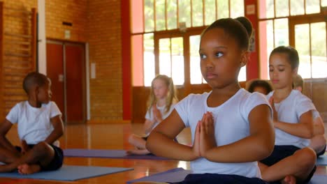 Schulkinder-Machen-Yoga-Auf-Einer-Trainingsmatte-In-Der-Schule-4k