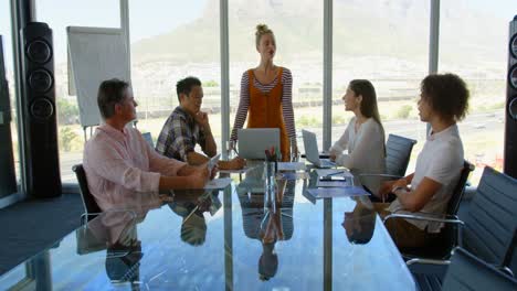 Ejecutivos-De-Negocios-Trabajando-En-La-Mesa-En-La-Sala-De-Conferencias-De-La-Oficina-Moderna-4k