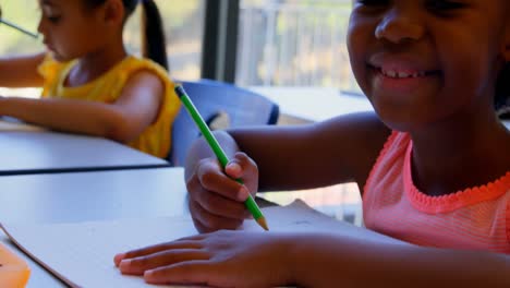 Afroamerikanisches-Schulmädchen,-Das-Am-Schreibtisch-Im-Klassenzimmer-4k-Lernt