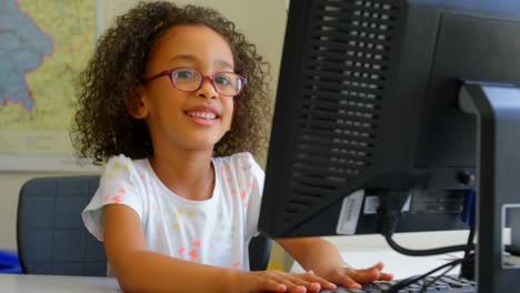 Schulmädchen-Benutzt-Desktop-PC-Im-Klassenzimmer-Der-Schule-4k