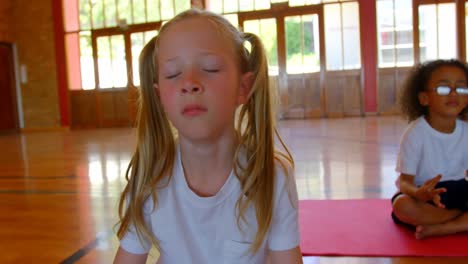 Escolares-Realizando-Yoga-En-Una-Colchoneta-De-Ejercicios-En-La-Escuela-4k