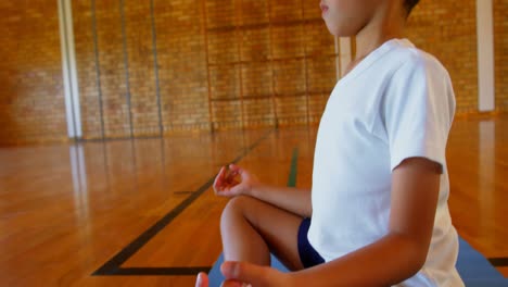 Schuljunge-Macht-Yoga-Auf-Einer-Trainingsmatte-In-Der-Schule-4k