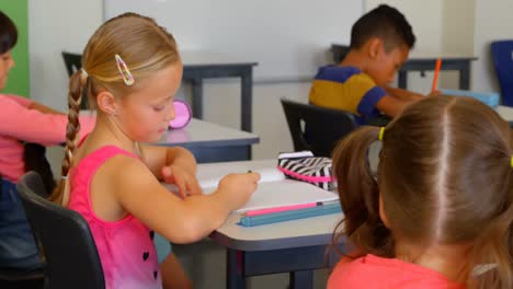 Glückliches-Kaukasisches-Schulmädchen,-Das-Am-Schreibtisch-In-Einem-Klassenzimmer-In-Der-Schule-4k-Lernt