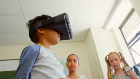 Schuljunge-Nutzt-Virtual-Reality-Headset-Im-Klassenzimmer-Der-Schule-4k