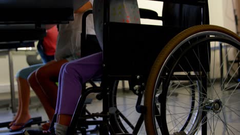 Behinderte-Afroamerikanische-Schülerin-Lernt-Am-Schreibtisch-Im-Klassenzimmer-Der-Schule-4k