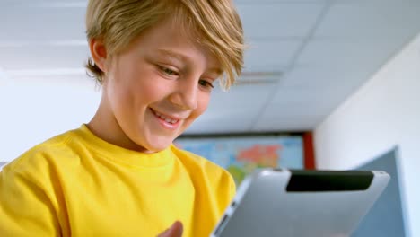 Glücklicher-Kaukasischer-Schuljunge,-Der-Ein-Digitales-Tablet-In-Einem-Klassenzimmer-In-Der-Schule-Nutzt,-4k