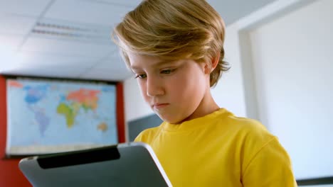 Süßer-Kaukasischer-Schuljunge,-Der-Ein-Digitales-Tablet-In-Einem-Klassenzimmer-In-Der-Schule-Nutzt-4k