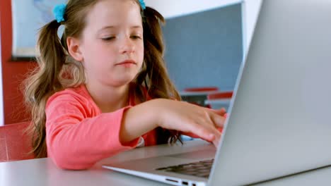Süßes-Kaukasisches-Schulmädchen-Sitzt-Am-Schreibtisch-Und-Benutzt-Laptop-Im-Klassenzimmer-4k