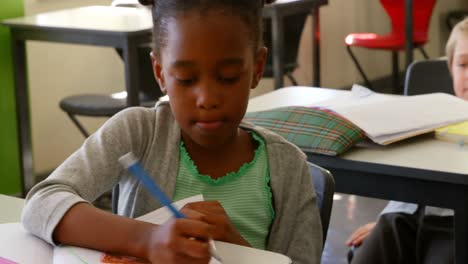 Afroamerikanisches-Schulmädchen,-Das-Am-Schreibtisch-Im-Klassenzimmer-Der-Schule-4k-Lernt