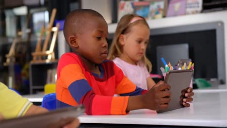 Vorderansicht-Eines-Afroamerikanischen-Schülers,-Der-Im-Klassenzimmer-Ein-Digitales-Tablet-Nutzt-4k