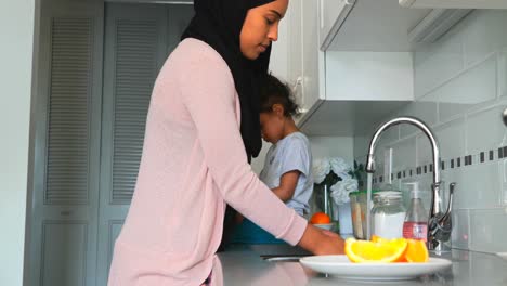Junge-Mutter-Spült-Zu-Hause-In-Der-Küche-Geschirr-4k