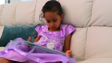 Hija-Asiática-Usando-Tableta-Digital-En-La-Sala-De-Estar-En-Casa-4k