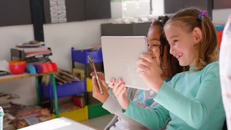 Seitenansicht-Von-Schülerinnen-Gemischter-Abstammung,-Die-Im-Klassenzimmer-4k-Auf-Einem-Digitalen-Tablet-Lernen
