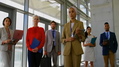 Business-people-standing-in-the-office-4k