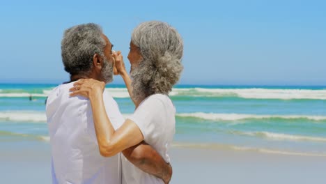 Vorderansicht-Eines-Romantischen,-Aktiven-älteren-Afroamerikanischen-Paares,-Das-Gemeinsam-Am-Strand-Tanzt,-4K