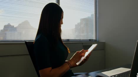 Seitenansicht-Einer-Jungen-Kaukasischen-Geschäftsfrau,-Die-In-Einem-Modernen-Büro-4k-An-Einem-Digitalen-Tablet-Arbeitet