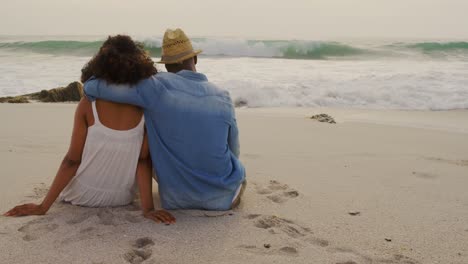 Rückansicht-Eines-Afroamerikanischen-Paares,-Das-Sich-Gemeinsam-Am-Strand-Entspannt,-4k