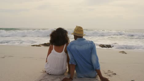 Rückansicht-Eines-Afroamerikanischen-Paares,-Das-Sich-Gemeinsam-Am-Strand-Entspannt,-4k