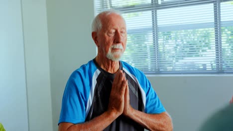 Vorderansicht-Eines-Aktiven-Kaukasischen-älteren-Mannes,-Der-Yoga-Im-Fitnessstudio-4k-Durchführt