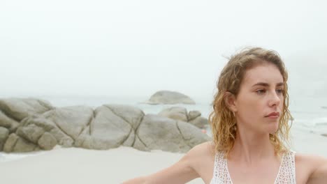 Vorderansicht-Einer-Kaukasischen-Frau,-Die-Am-Strand-Yoga-Macht,-4k