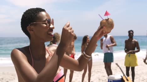 Vorderansicht-Einer-Afroamerikanischen-Frau,-Die-Am-Strand-Tanzt-4k
