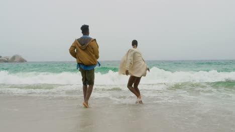 Afroamerikanisches-Paar,-Das-Sich-Gemeinsam-Am-Strand-Vergnügt-4k