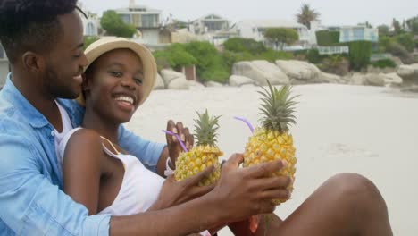 Seitenansicht-Eines-Afroamerikanischen-Paares,-Das-Am-Strand-Miteinander-Interagiert,-4k