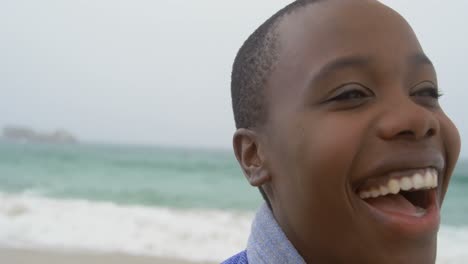 Nahaufnahme-Einer-Afroamerikanischen-Frau,-Die-Am-Strand-Lächelt,-4k