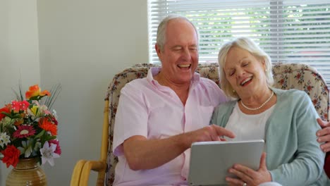 Vista-Frontal-De-Una-Pareja-De-Ancianos-Caucásicos-Activos-Usando-Una-Tableta-Digital-En-Un-Hogar-De-Ancianos-4k