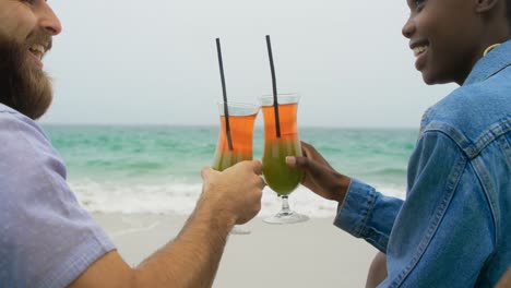 Rückansicht-Eines-Gemischtrassigen-Paares,-Das-Am-Strand-Einen-Cocktail-Röstet,-4k