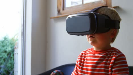 Niño-Usando-Casco-De-Realidad-Virtual-En-La-Sala-De-Estar-4k