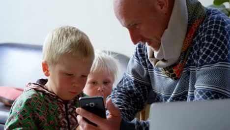 Vater-Und-Sohn-Benutzen-Mobiltelefon-Zu-Hause-4K