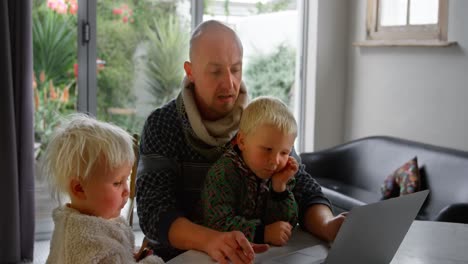 Padre-E-Hijos-Usando-Laptop-En-Casa-4k