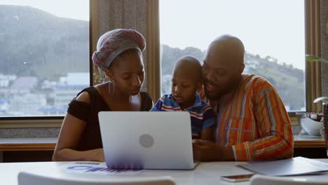 Eltern-Und-Sohn-Nutzen-Laptop-Und-Digitales-Tablet-Zu-Hause-4K