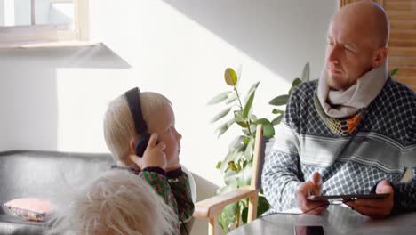Vater-Und-Kinder-Hören-Zu-Hause-Musik-Auf-Einem-Digitalen-Tablet-In-4K