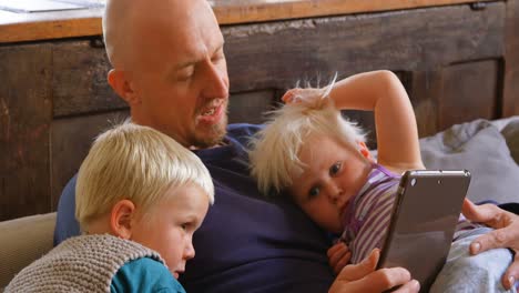 Vater-Und-Kinder-Nutzen-Digitales-Tablet-4K